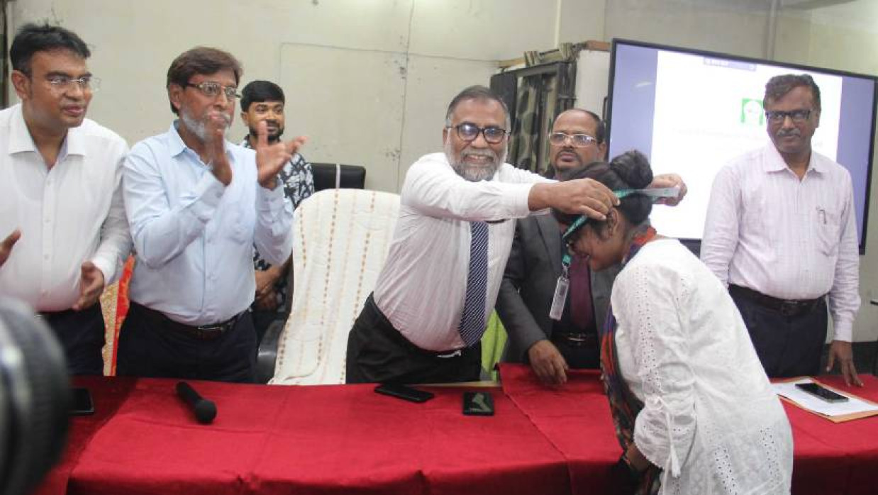 স্মার্ট রেডিও ফ্রিকোয়েন্সি আইডেন্টিফিকেশন কার্ড বিতরণ করছেন ইবি ভিসি