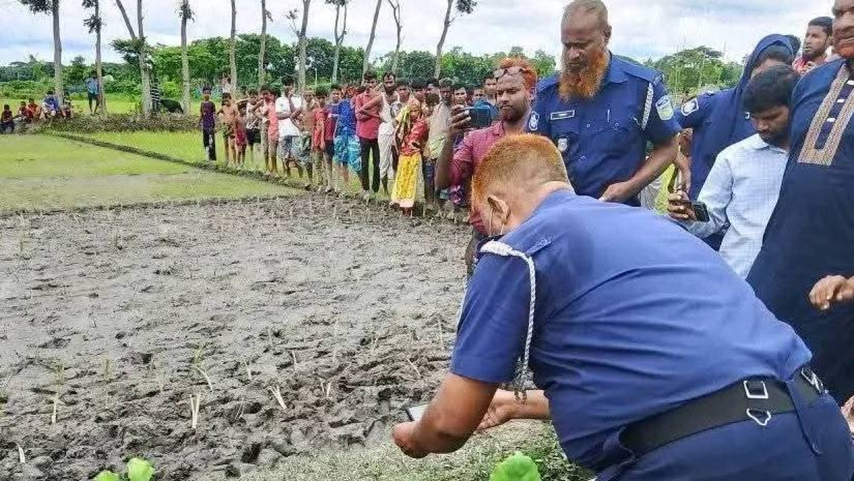 লাশ উদ্ধার করছে পুলিশ। স্থানীয় লোকজনের ভিড়