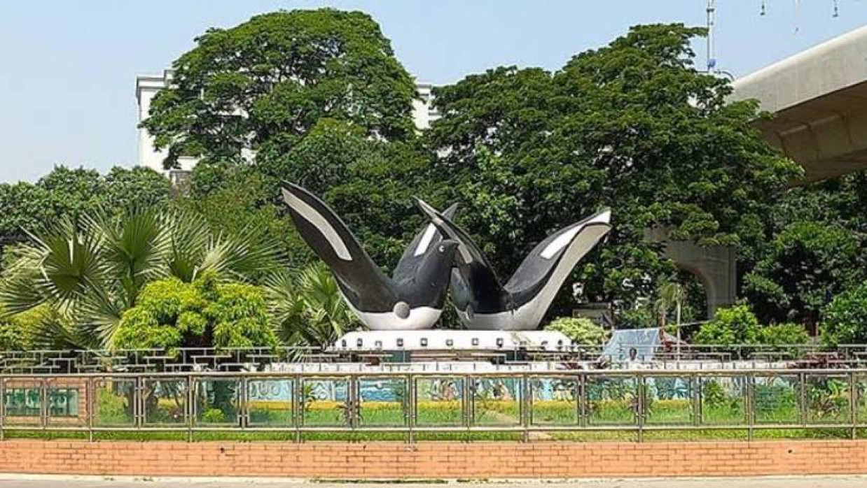 শহীদ মিনার এলাকায় অস্ত্র ঠেকিয়ে আড়াই লাখ টাকা ছিনতাইয়ের অভিযোগ