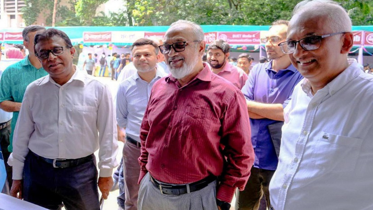 বুয়েটে ক্লাব ফেস্ট স্টল পরিদর্শন করছেন অতিথিরা