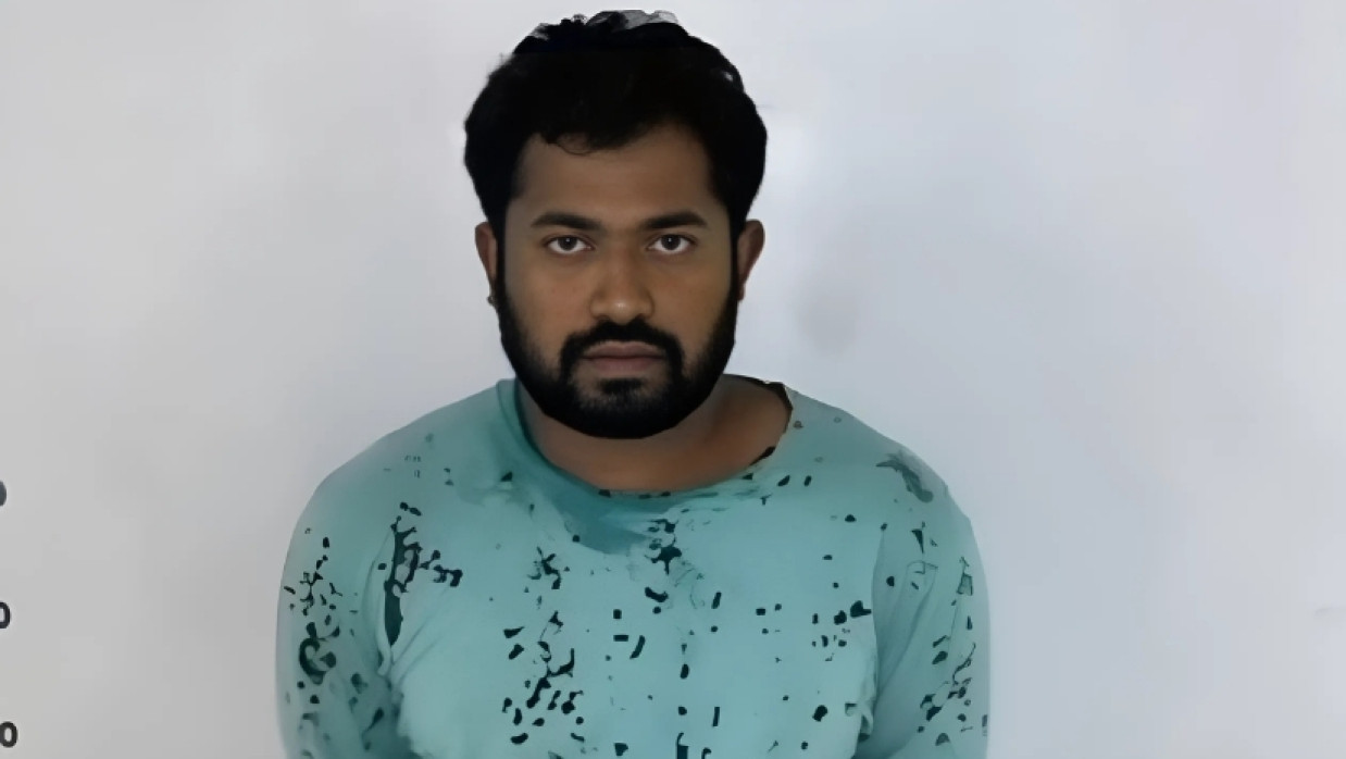 গ্রেপ্তার সে চাঁদাবাজ