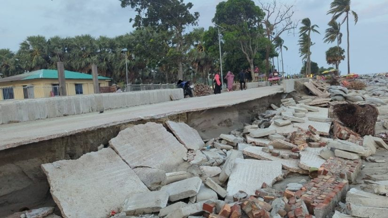 সাগরের ঢেউয়ের আঘাতে ভেঙে যাওয়ার সড়ক