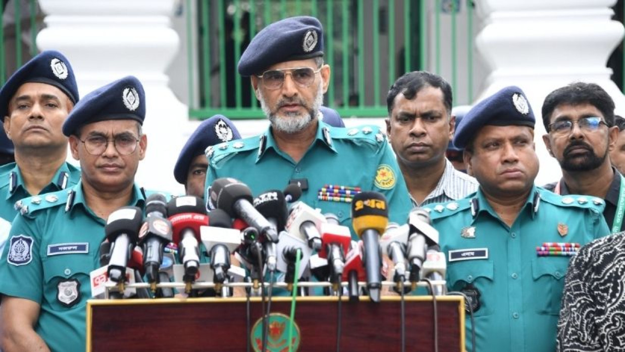 সাংবাদিকদের ব্রিফিংকালে ডিএমপির ভারপ্রাপ্ত কমিশনার