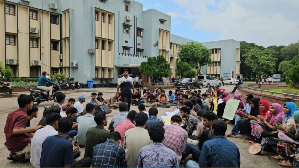 বিক্ষোভ করেছেন রাবির ফোকলোর বিভাের শিক্ষার্থীরা