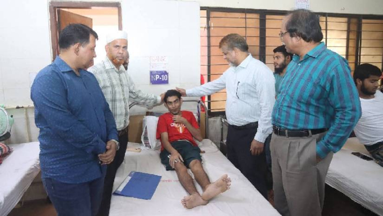 গুলিবিদ্ধ ক্যান্টিন বয়ের পাশে শেকৃবি প্রশাসন