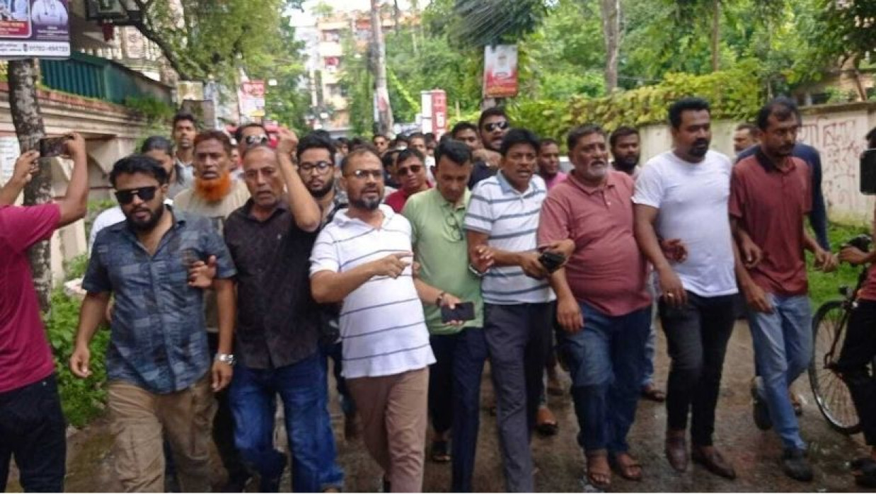 ফরিদপুরে এ কে আজাদের বাড়ির সামনে বিএনপির বিক্ষোভ