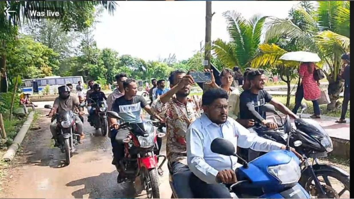 শোডাউন ছাত্র অধিকার পরিষদের নেতা-কর্মীদের