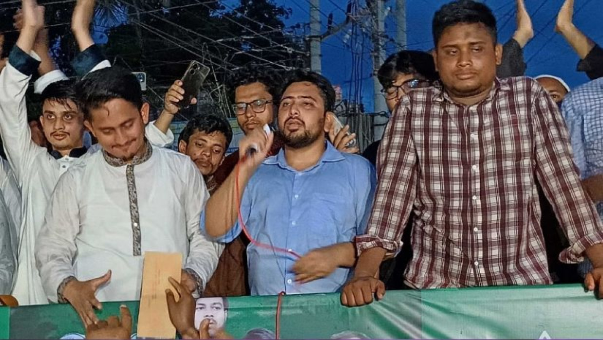 বক্তব্য রাখছে নাহিদ ইসলাম