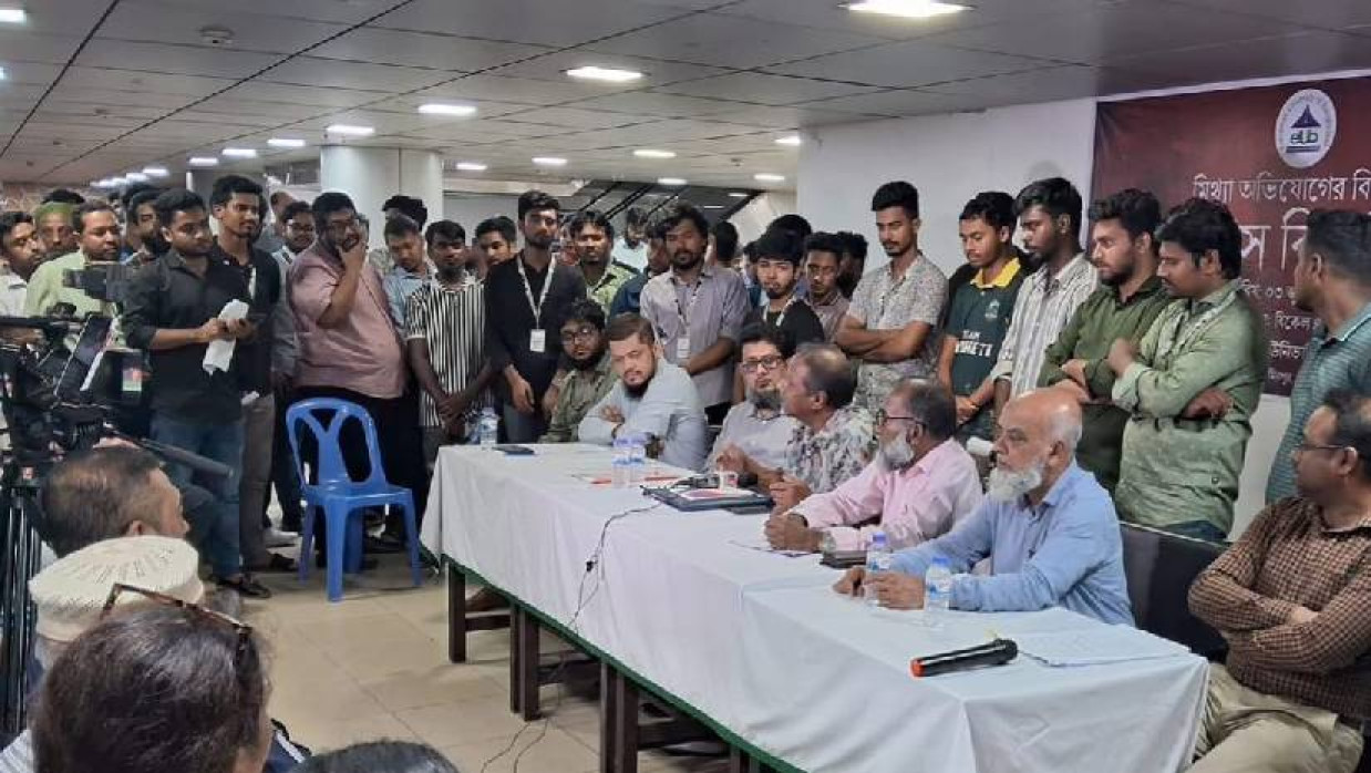 ইউনিভার্সিটির শিক্ষকদের সংবাদ সম্মেলন