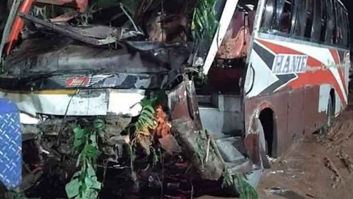 চকরিয়ায় নিয়ন্ত্রণ হারিয়ে যাত্রীবাহী বাস খাদে পড়ে যায়