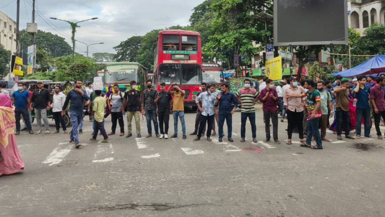 শাহবাগ মোড় অবরোধ করেছেন একদল চাকরিপ্রত্যাশী ও শিক্ষার্থী