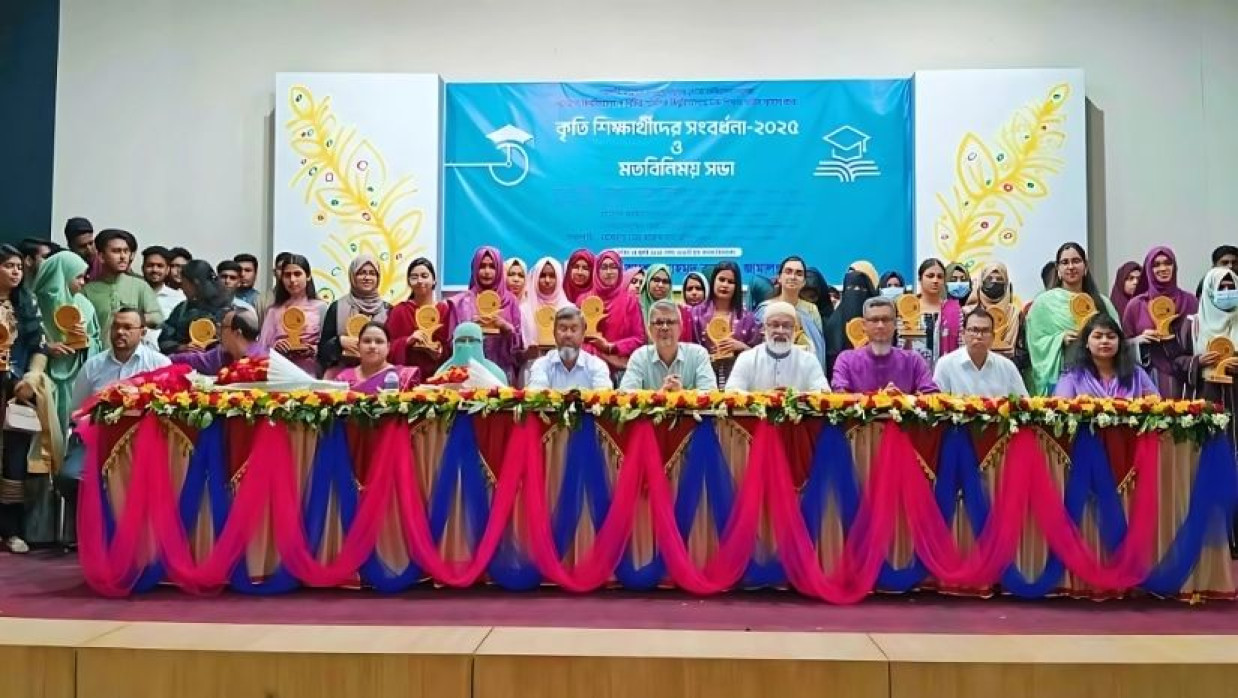 বিশ্ববিদ্যালয় মেডিকেলে চান্স পাওয়া শিক্ষার্থীরা