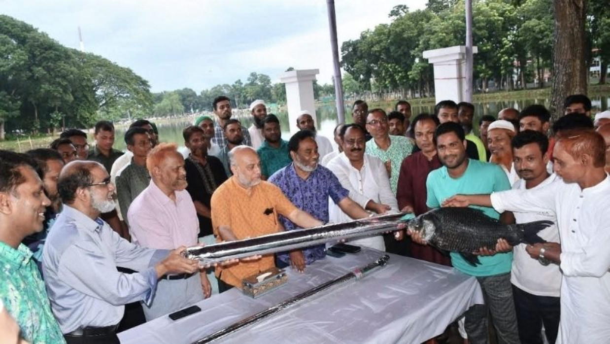 মৎস্য শিকার প্রতিযোগিতায় বিজয়ীদের মাঝে পুরস্কার বিতরণ