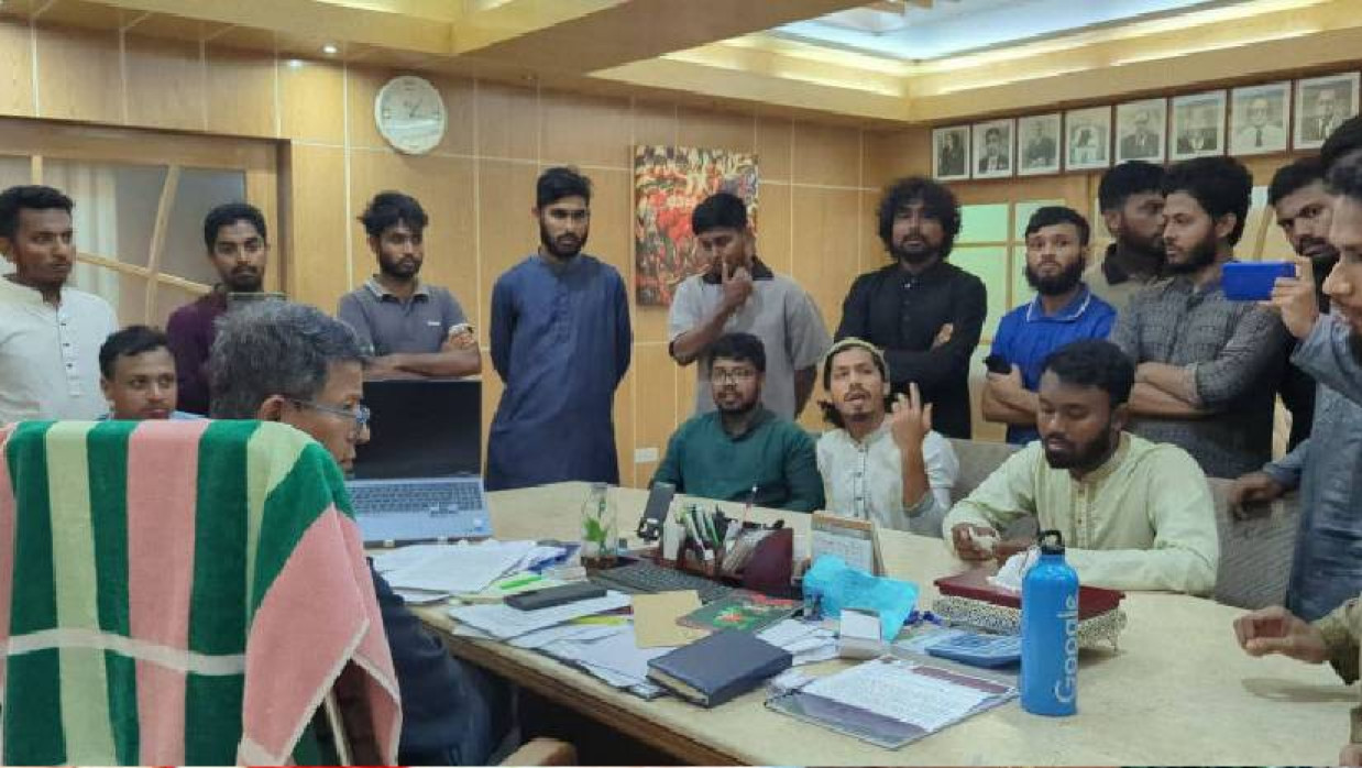 উপাচার্যের কক্ষে ঢুকে একদল শিক্ষার্থীর প্রকাশ্যে হট্টগোল