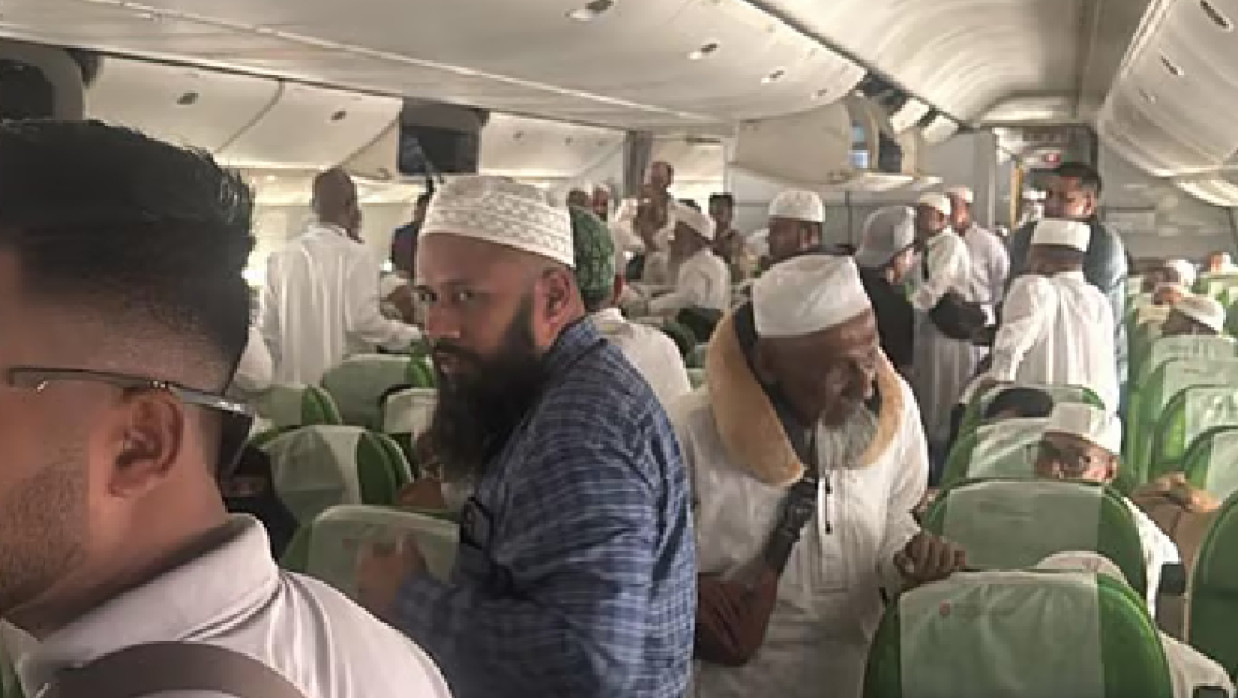 রানওয়েতে আটকা পড়েছে বিমান