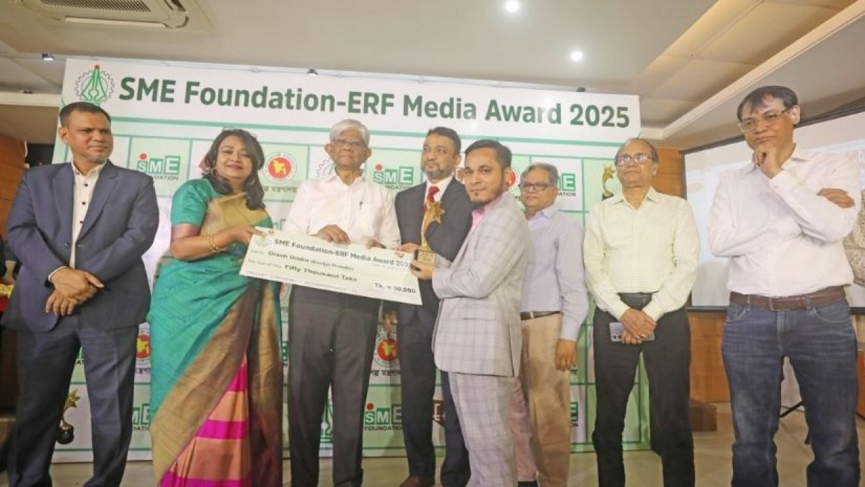 পুরস্কারের ক্রেস্ট ও সম্মাননার চেক তুলে দিচ্ছেন অর্থ উপদেষ্টা ড. সালেহউদ্দিন আহমেদ