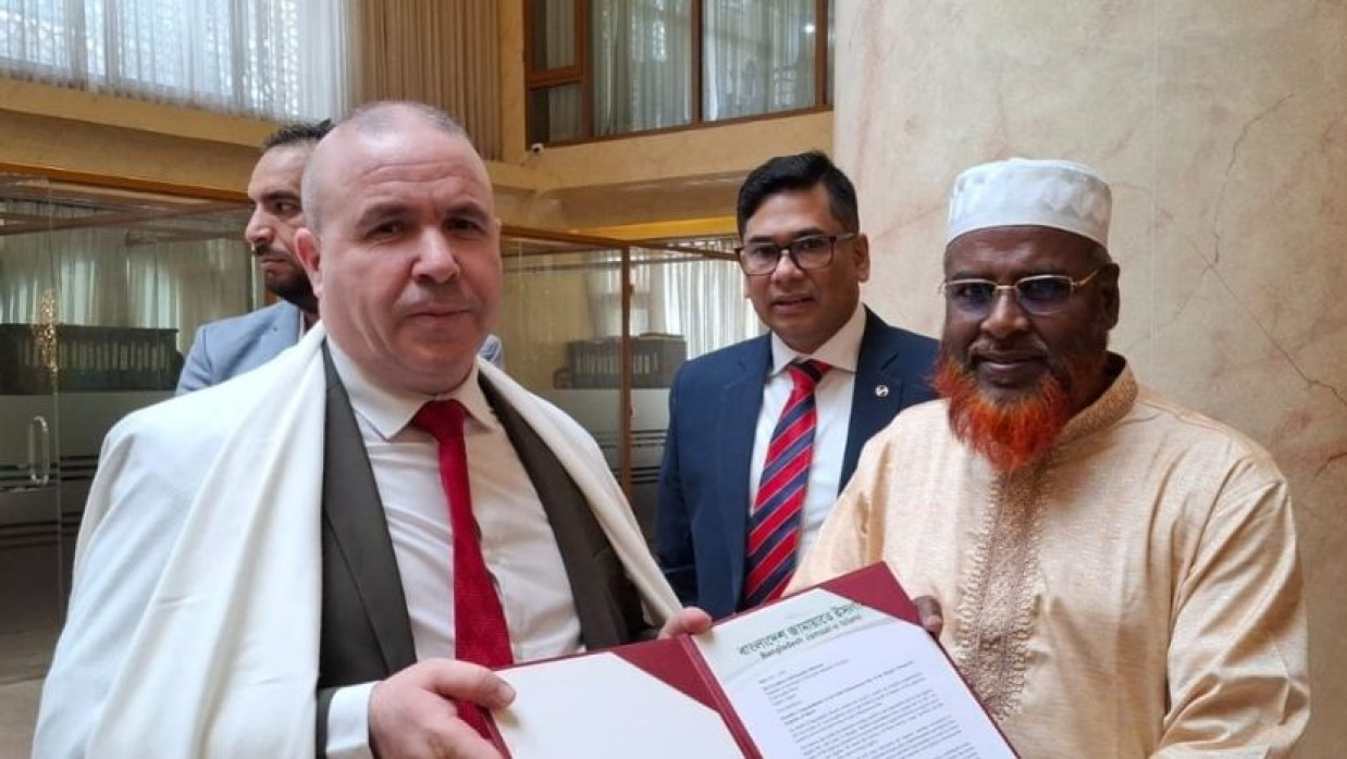 আলজেরিয়ার রাষ্ট্রদূত ড. আবদেল ওয়াহাব সাইদানিকে লিখিত শুভেচ্ছাবার্তা দিচ্ছেন জামায়াতের সেক্রেটারি জেনারেল অধ্যাপক মিয়া গোলাম
