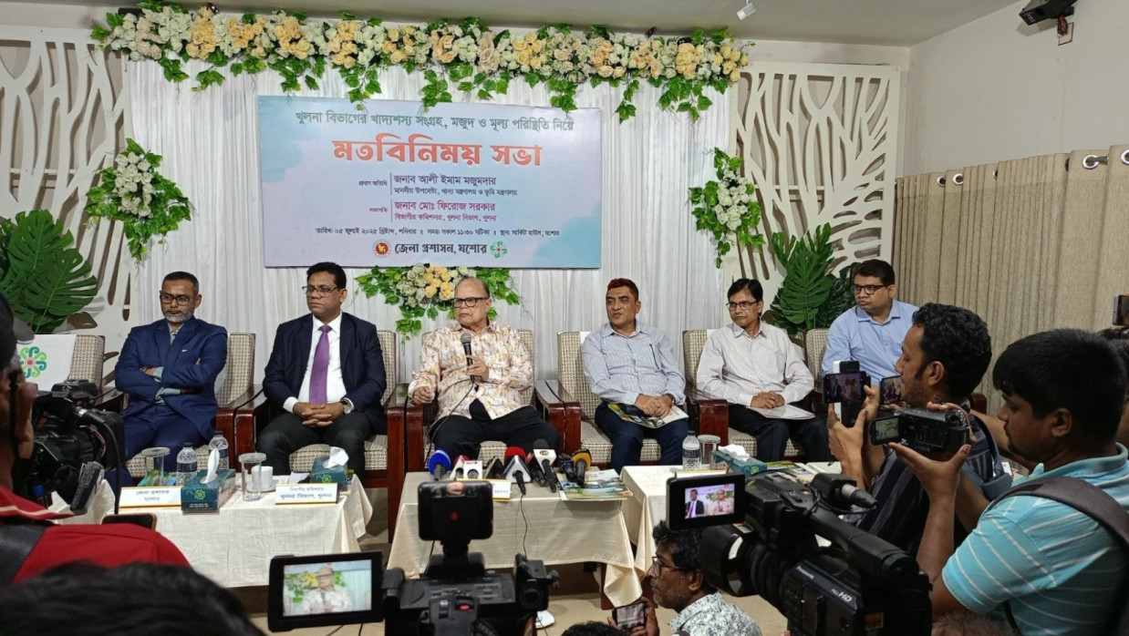 যশোর সার্কিট হাউস মিলনায়তনের খাদ্য ও ভূমি মন্ত্রণালয়ের উপদেষ্টা আলী ইমাম মজুমদার