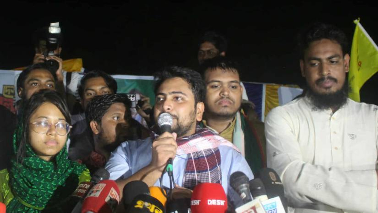 নওগাঁ শহরের নওজোয়ান মাঠে ‘দেশ গড়তে জুলাই পদযাত্রা’র অংশ হিসেবে পথসভায় বক্তব্য দিচ্ছেন নাহিদ ইসলাম