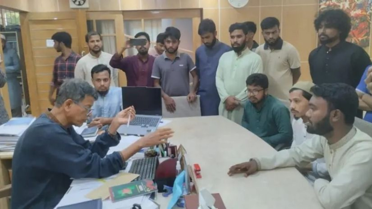 হট্টগোল শুরুর আগে উপাচার্যের সঙ্গে বৈঠক করছিলেন কয়েকজন শিক্ষার্থী