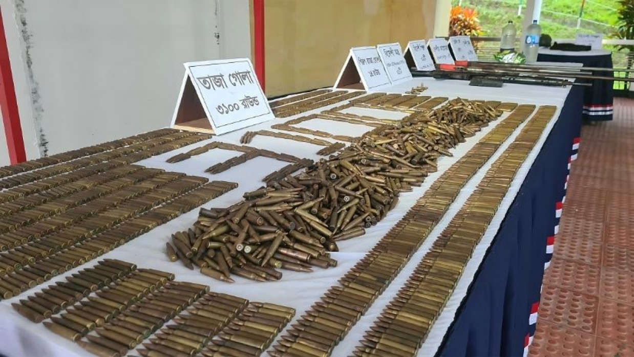 উদ্ধারকৃত দেশি-বিদেশি আগ্নেয়াস্ত্র ও গুলি