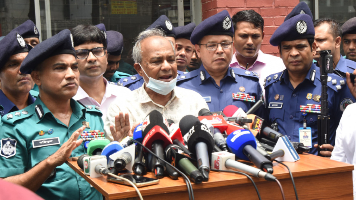 সাংবাদিকদের সঙ্গে কথা বলছেন স্বরাষ্ট্র উপদেষ্টা