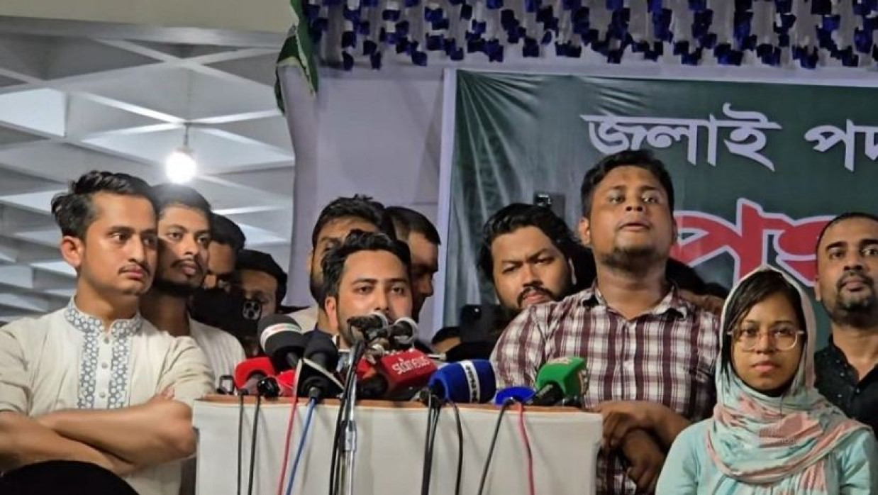 বক্তৃতা করছেন এনসিপির আহ্বায়ক নাহিদ ইসলাম