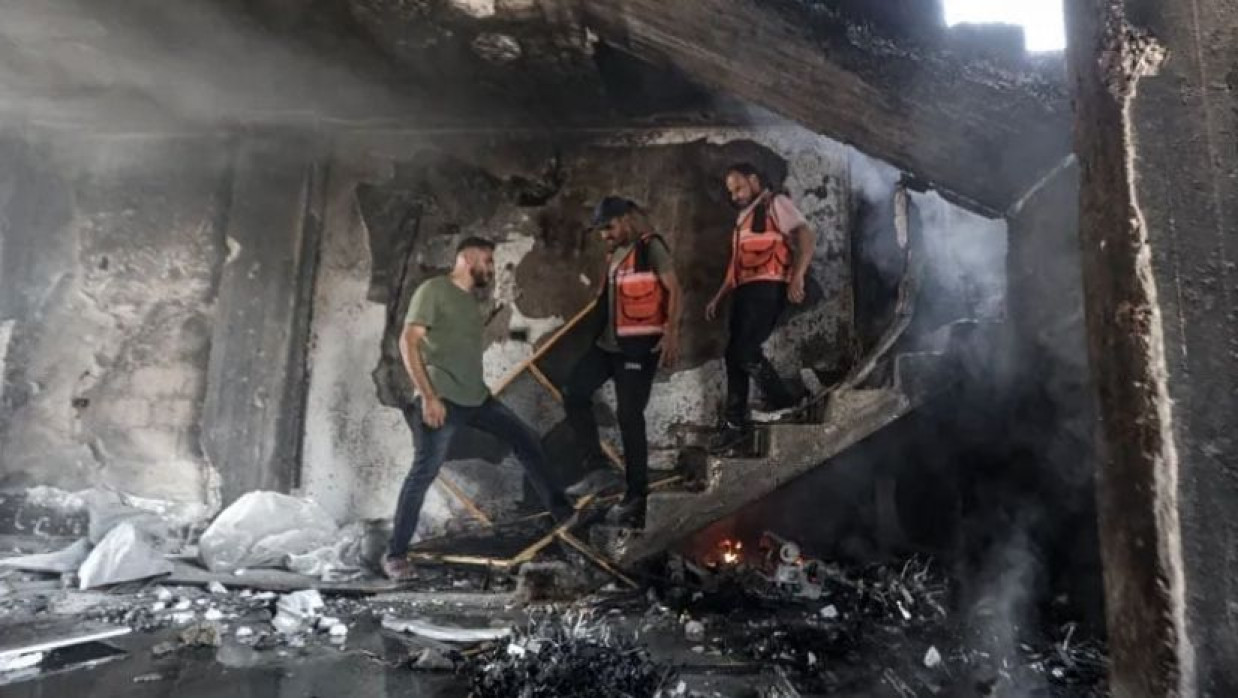 ইসরায়েলি হামলায় ধসে পরা একটি ভবনে উদ্ধার কার্যক্রম চালাচ্ছেন উদ্ধারকর্মীরা