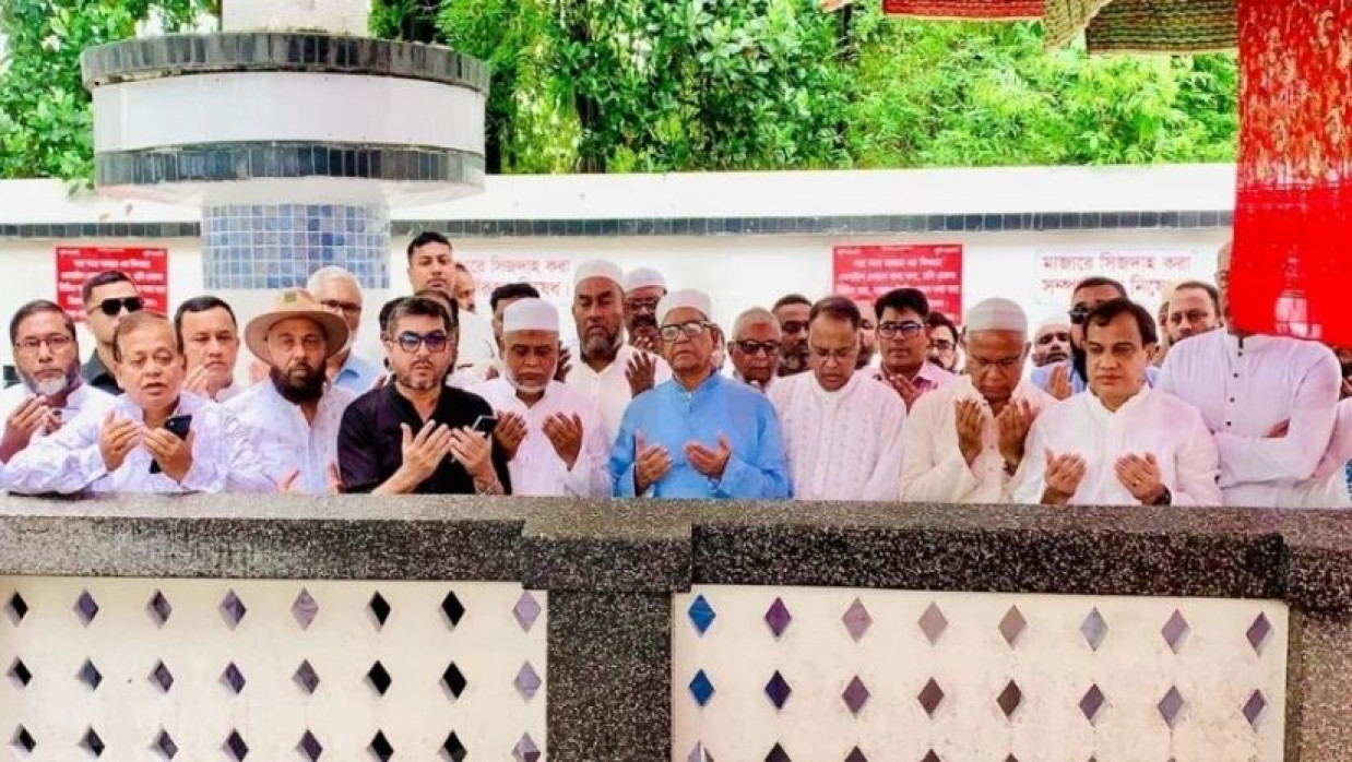 হজরত শাহজালাল (র.)-এর মাজার জিয়ারতে মির্জা ফখরুলসহ বিএনপির নেতাকর্মীরা