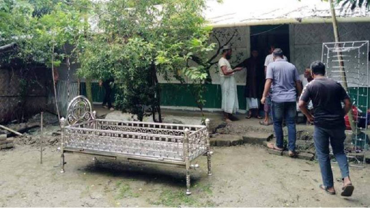 বাড়িতে বাবার মরদেহ রেখে পরীক্ষাকেন্দ্রে মেয়ে
