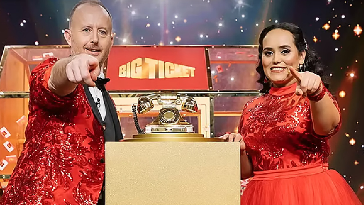 লটারির ড্র অনুষ্ঠানের উপস্থাপক রিচার্ড ও বুশরা