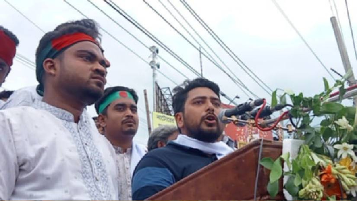 মাদ্রাসা মোড়ের স্বাধীনতা চত্বরে বক্তব্য রাখছেন নাহিদ ইসলাম