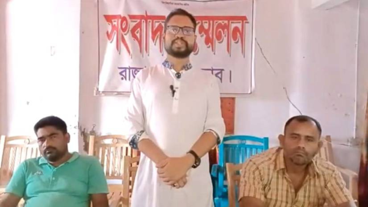 সংবাদ সম্মেলনে লিখিত বক্তব্য দিচ্ছেন আবু সায়েম আকন