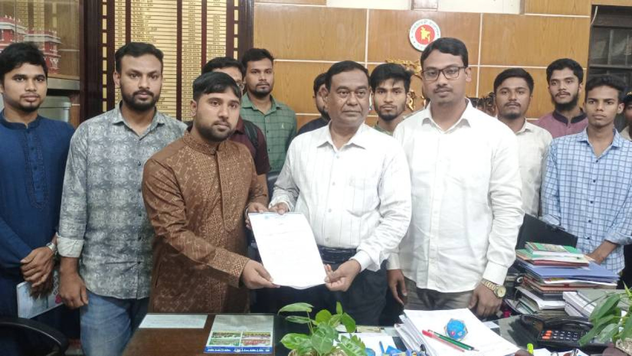 রাজশাহী কলেজ অধ্যক্ষকে স্মারকলিপি দিচ্ছেন ছাত্রশিবিরের নেতাকর্মীরা
