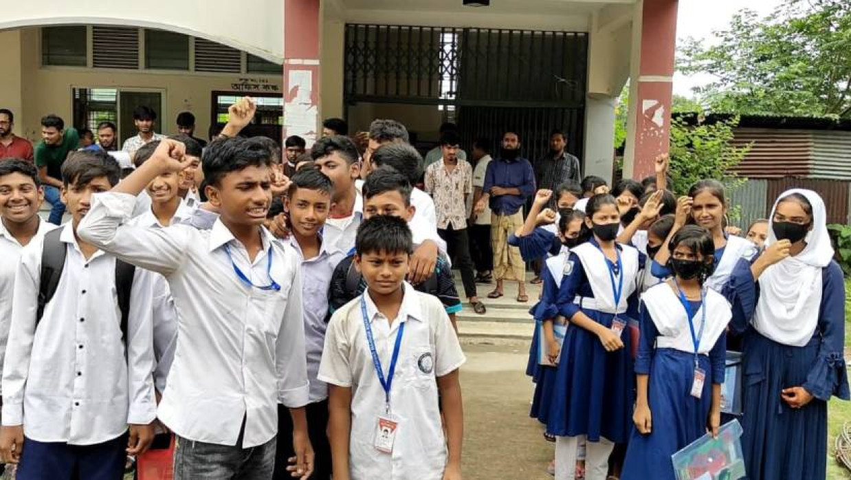 অভিযুক্ত শিক্ষকের শাস্তির দাবিতে বিদ্যালয় প্রাঙ্গণে শিক্ষার্থীদের বিক্ষোভ