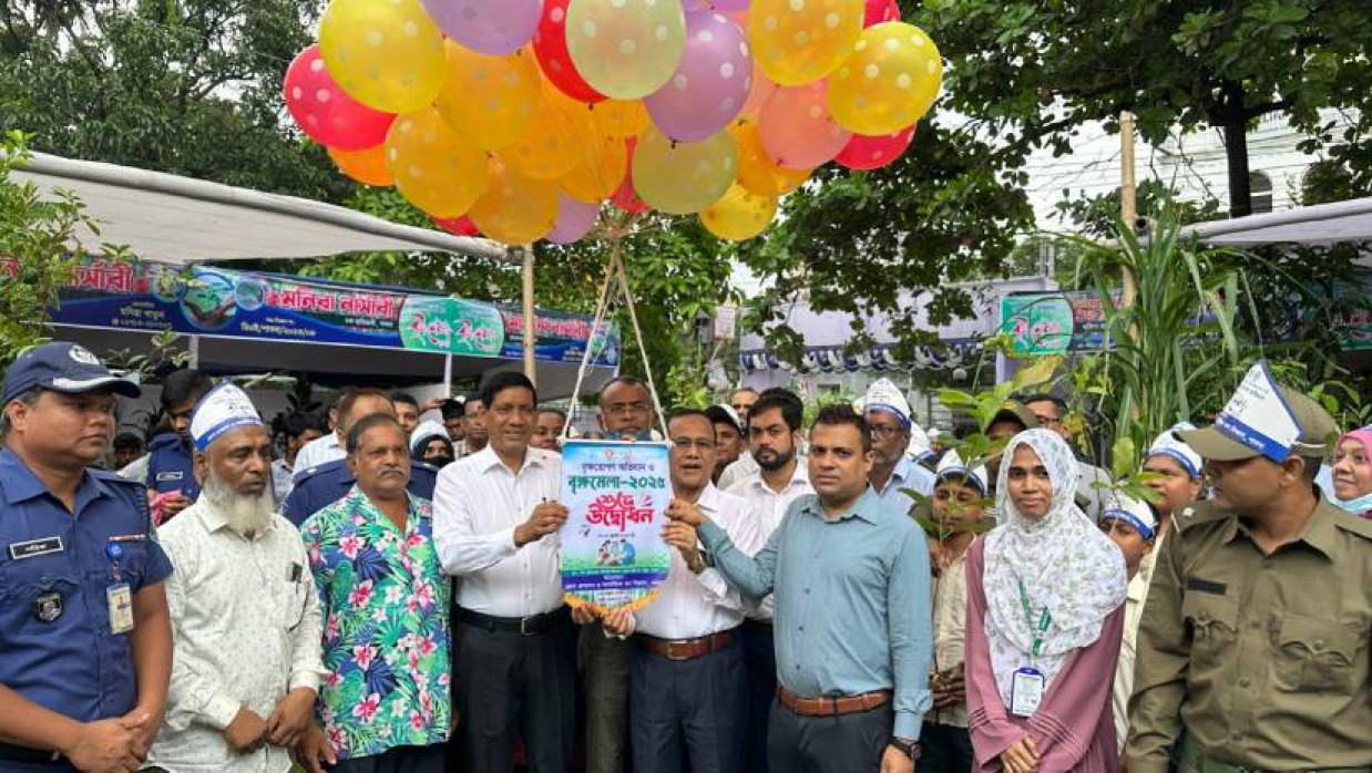 ফিতা কেটে, বেলুন ও পায়রা উড়িয়ে বৃক্ষরোপণ ও বৃক্ষমেলার উদ্ধোধন করেন জেলা প্রশাসক মোহাম্মদ মফিজুল ইসলাম