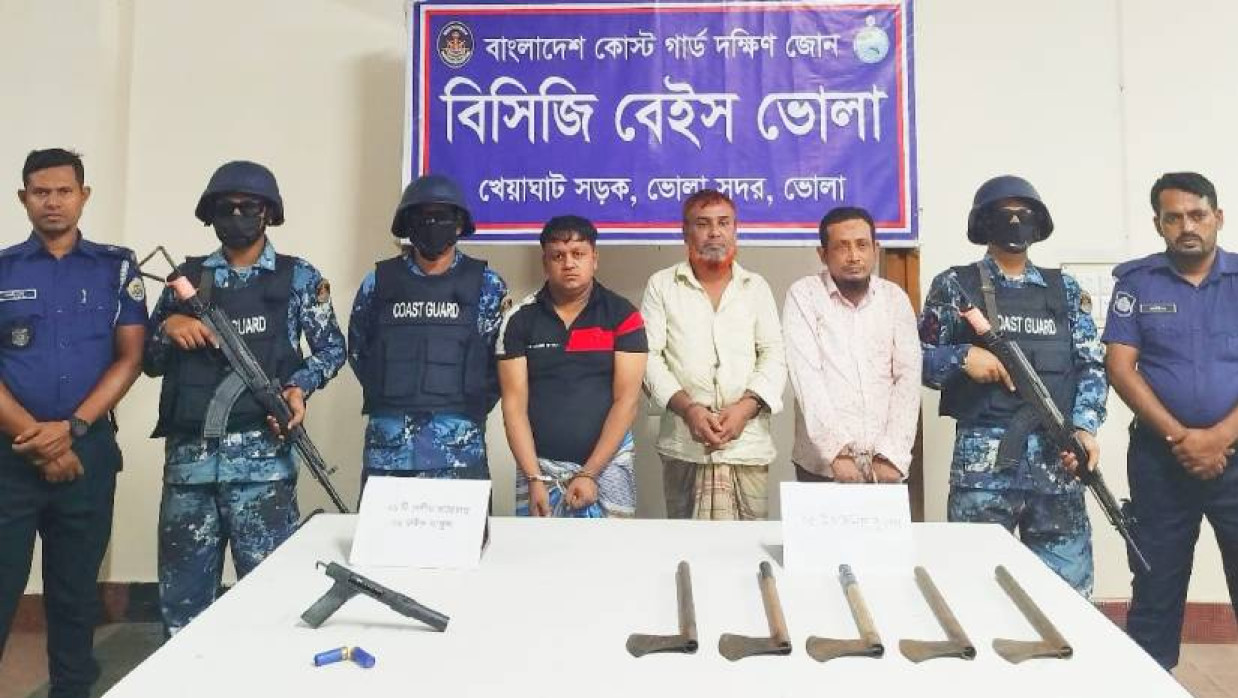 দেশি অস্ত্রসহ আটক তিনজন