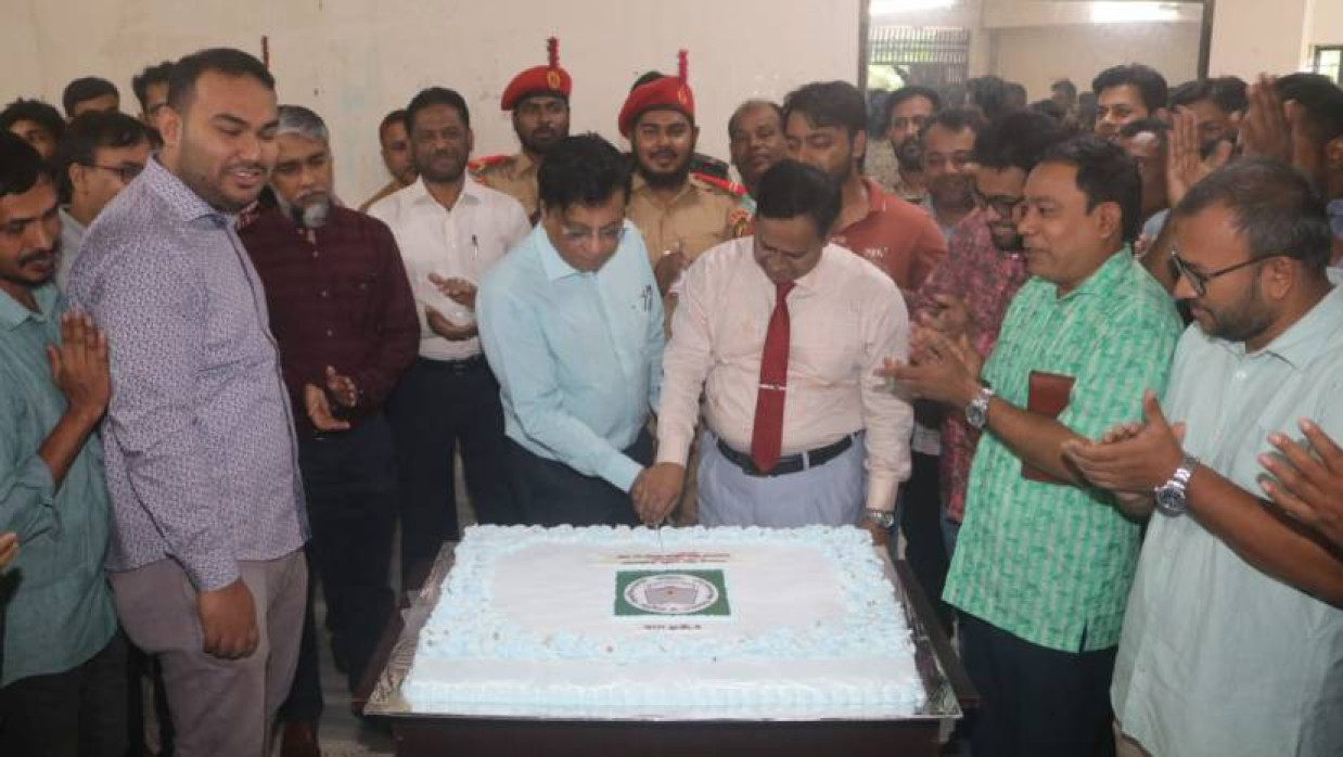 প্রতিষ্ঠাবার্ষিকী উপলক্ষে কেক কাটের উপাচার্য
