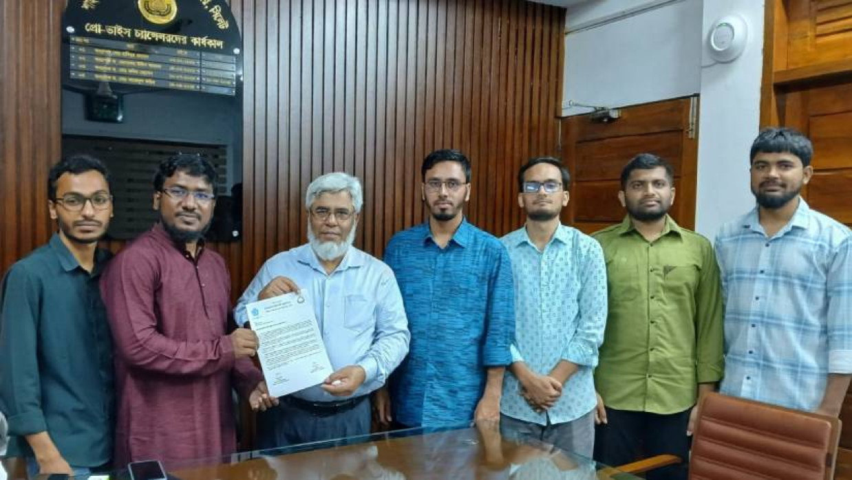 উপ-উপাচার্যকে স্মারকলিপি দিচ্ছেন শাবিপ্রবি ছাত্রশিবির