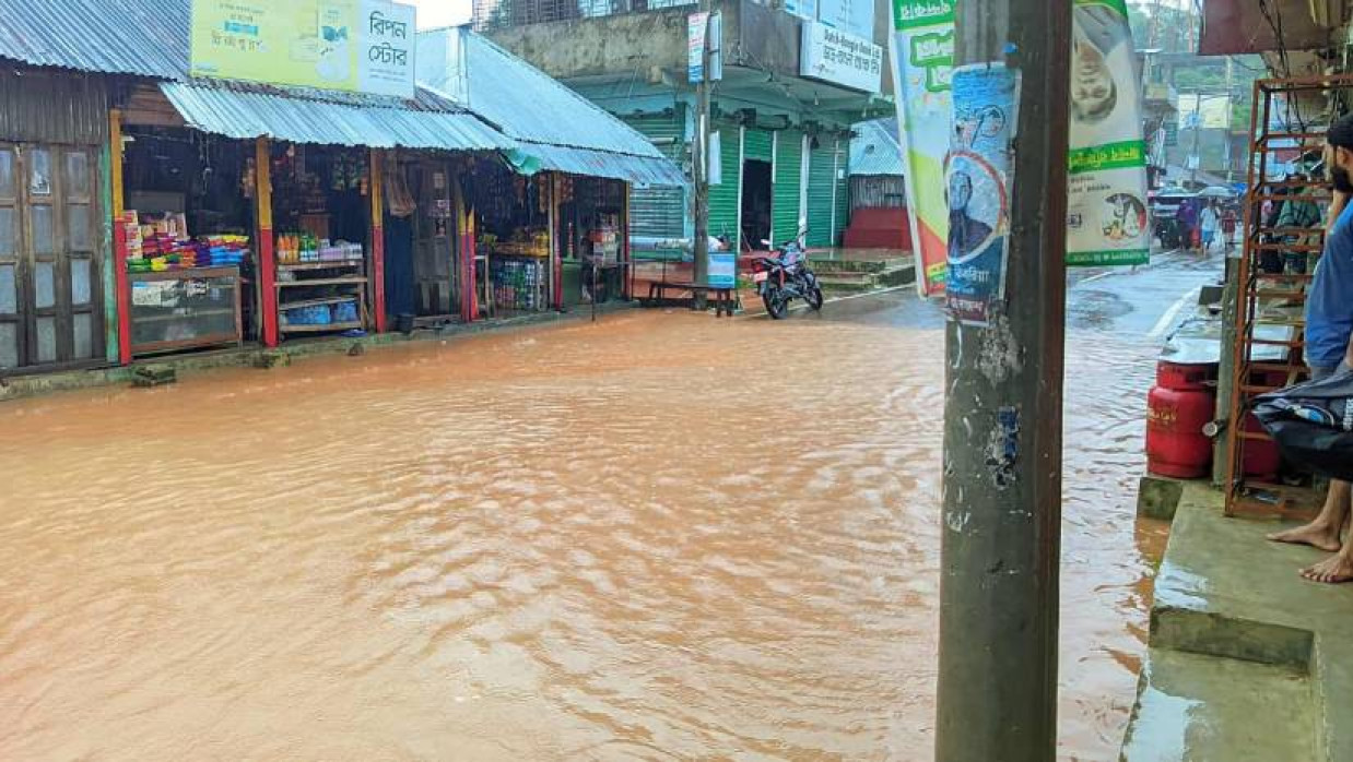 বাঁধ ভেঙে লোকালয়ে পানি ঢুকতে শুরু করে