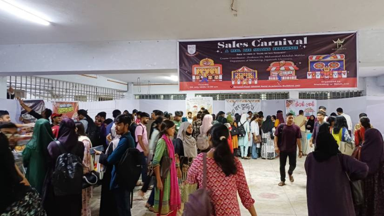বিশ্ববিদ্যালয়েরর শহীদ সাজিদ একাডেমিক ভবনের নিচতলায় এ কার্নিভ্যাল অনুষ্ঠিত হয়