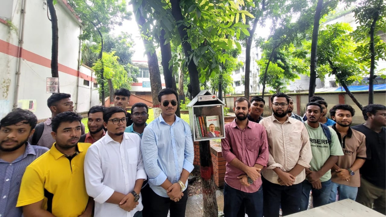 ঢাকা কলেজ ছাত্রদলের নেতা-কর্মীরা