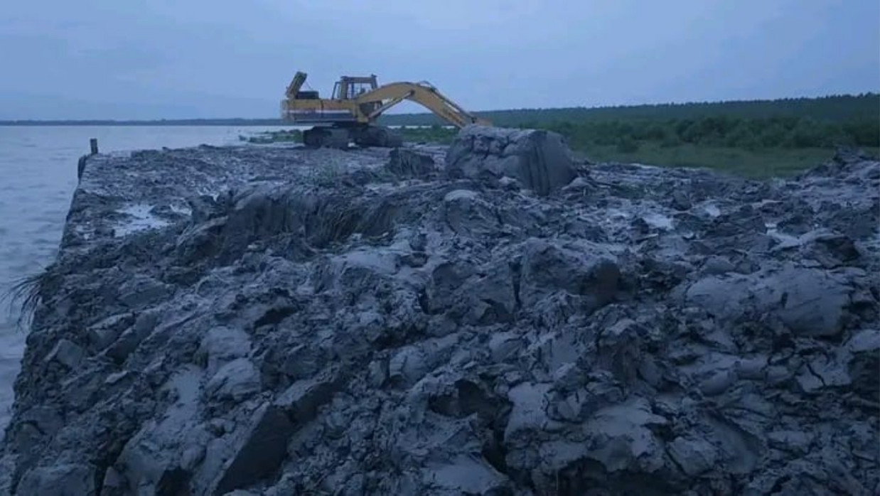 বরগুনায় সংরক্ষিত দ্বীপবনে ভেকু দিয়ে মাটি কাটা হচ্ছে