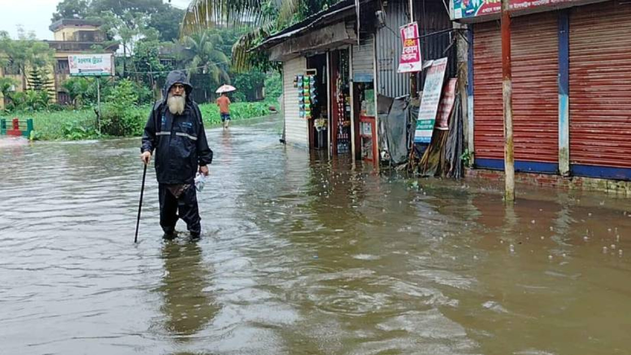 ভারী বৃষ্টিতে জেলার নিম্নাঞ্চল প্লাবিত হয়েছে