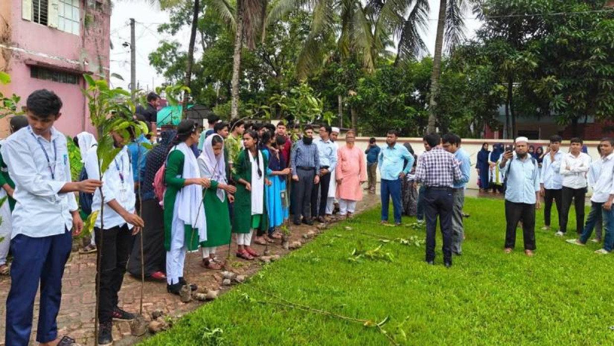 চারা বিতরণী অনুষ্ঠানের উপস্থিত ছিলেন উপজেলা নির্বাহী অফিসার মো. আরিফুল ইসলাম