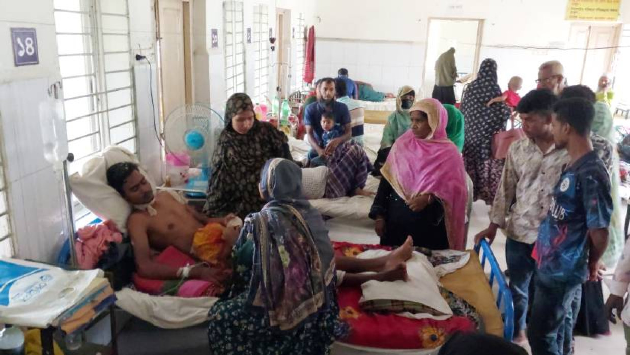 পাবনার সুজানগর হাসপাতালে চিকিৎসাধীন আহতরা। বুধবার বিকেলে