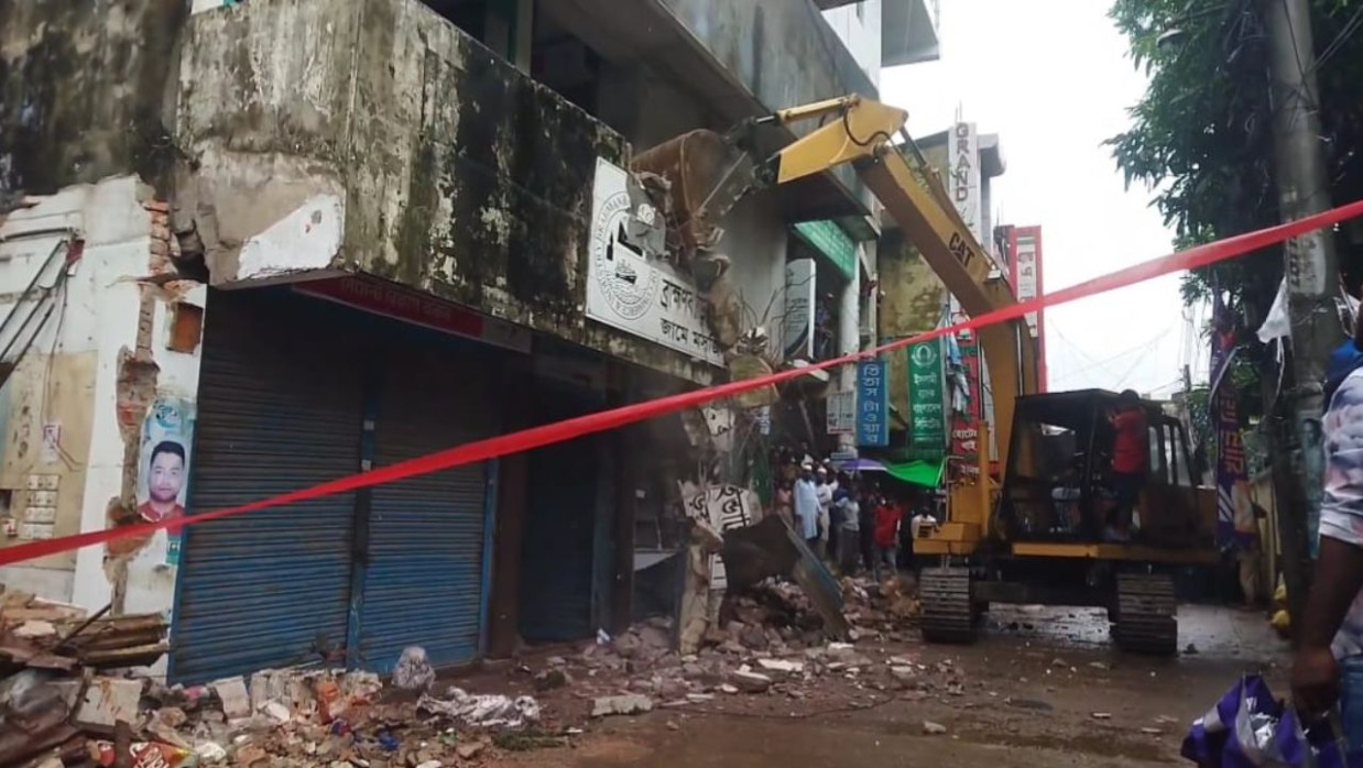 উচ্চ আদালতের নির্দেশে চেম্বার ভবন গুড়িয়ে দিল