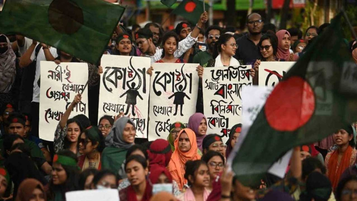 রাজধানীর শাহবাগে বৈষম্যবিরোধী আন্দোলনকারীদের সড়ক অবরাধ