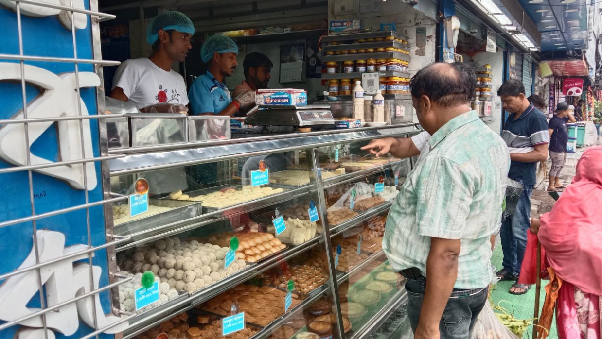 মিষ্টির দোকানগুলোতে 