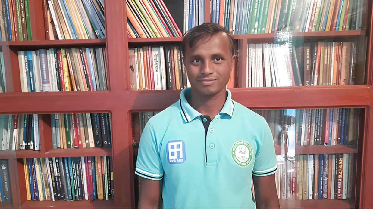 দিনমজুর জয়নালের গড়ে তোলা পাঠাগার